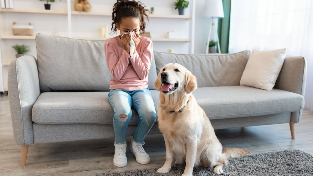 meisje dat allergisch is aan een hond