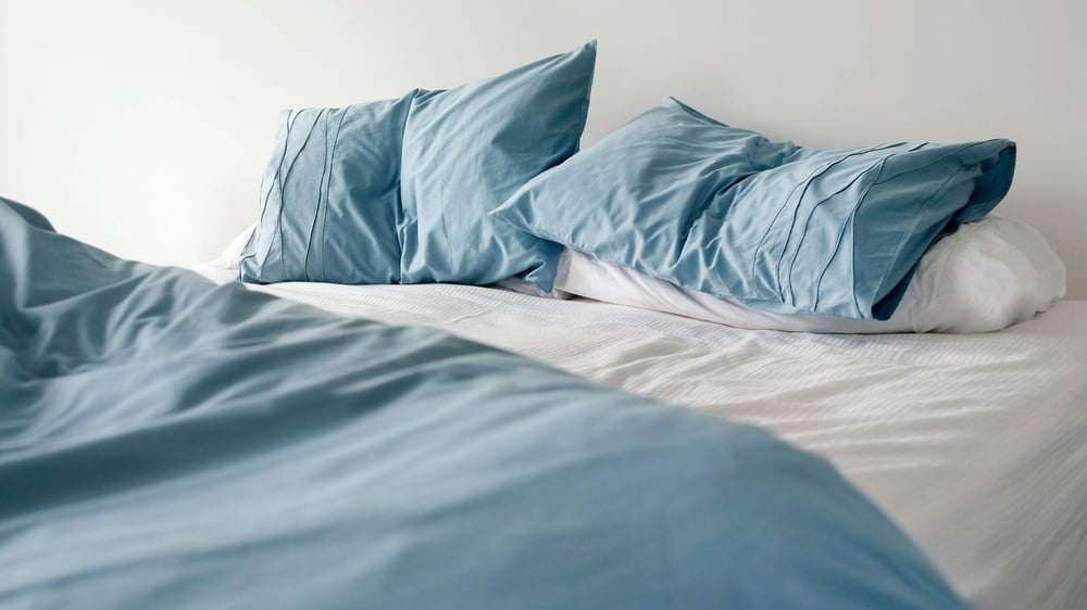 efficiënte schoonmaaktips voor jouw huis zoals het verluchten van jouw bed